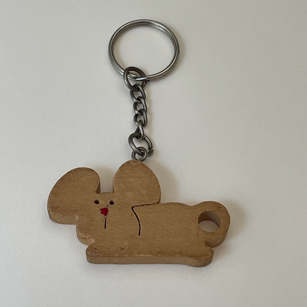 Vintage Avon Wooden Mouse Keychain Natural Wood Folk Art Animal Charm‎ Accessory